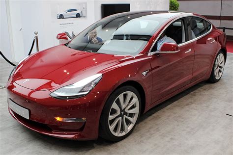Wiki tesla model 3 - Tesla Model 3 je štvrtým produkčným elektromobilom automobilky Tesla Motors. Prvá predprodukčná verzia bola predstavená 31. marca 2016. Jedná sa o elektromobil nižšej strednej triedy, tzv. "kompakt". Karoséria je typu sedan. Cena základnej verzie Modelu 3 je 40 990 € bez DPH. Túto cenu si bolo možné znížiť o štátnu dotáciu vo výške 8 000 €, …